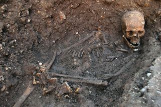 Tělo poslední anglického krále našli po 500 letech pod parkovištěm. Richard III. padl v bitvě - Médium.cz